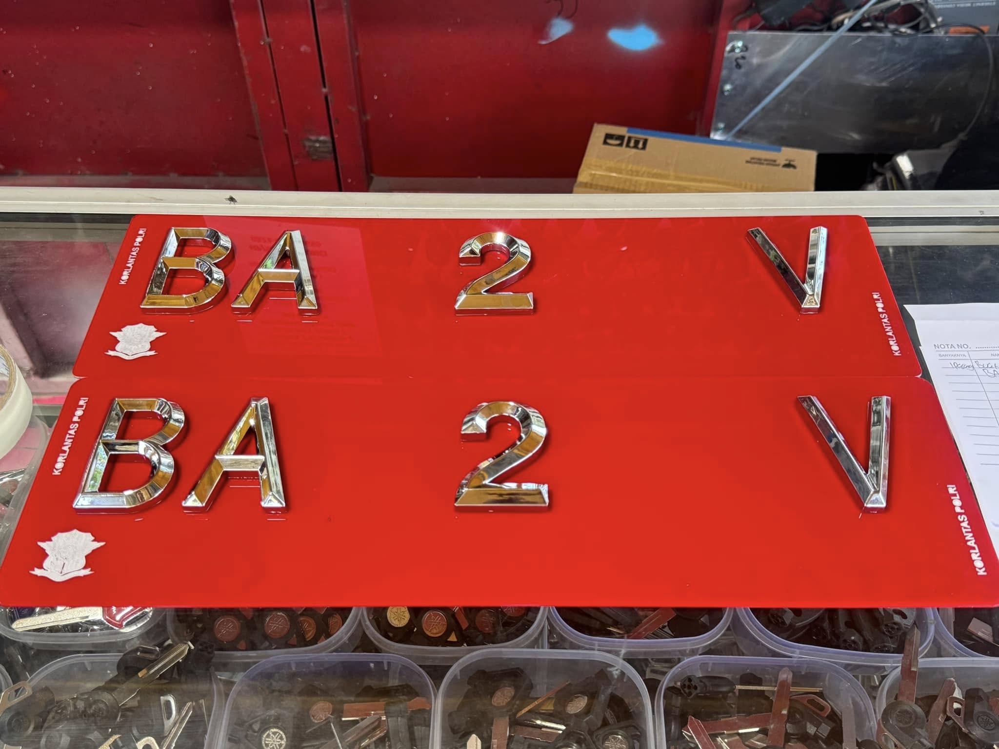 Plat Mobil Mewah Merah